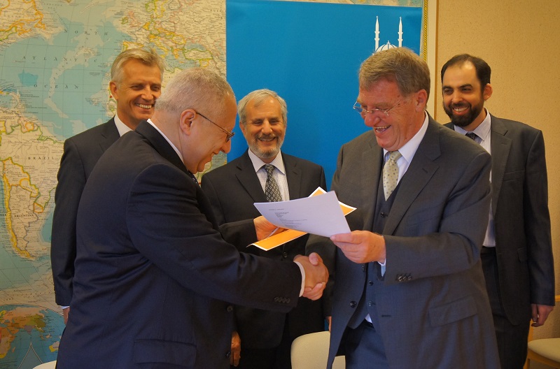 Dr Mohamed Ashmawey, CEO of Islamic Relief Worldwide and DWS Director Eberhard Hitzler formalise the partnership between the two organisations.