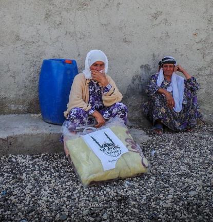 Kurdisj women with their Islamic Relief blankets.