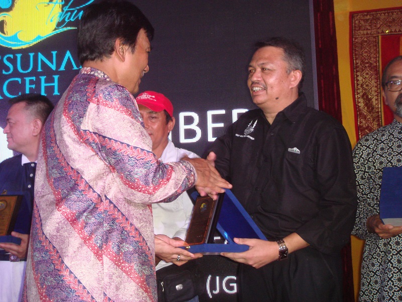 Islamic Relief receives award at Aceh Society of Jabodetabek event.
