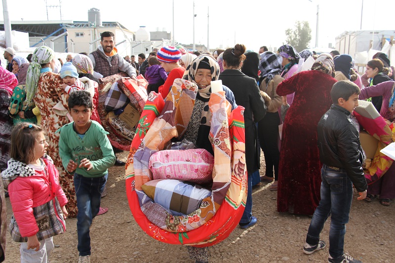 Families that fled Anbar receive winter items such as blankets and mattresses from Islamic Relief.