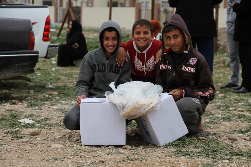 Displaced children with aid items provided by Islamic Relief in Iraq.