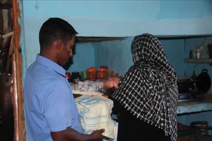 Samsudeen and his wife unpack their food parcel.