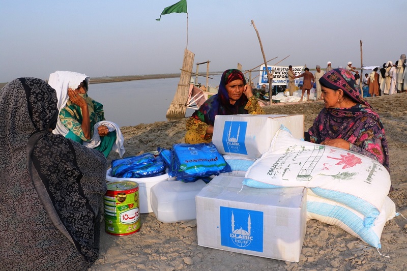 Families affected by flooding this year in Pakistan receive Islamic Relief aid.