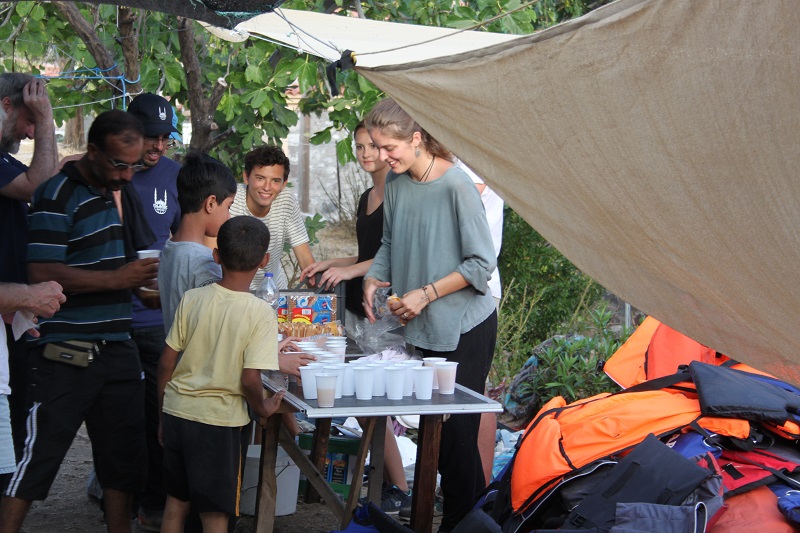 Big hearted local volunteers provide food and drinks to refugees.