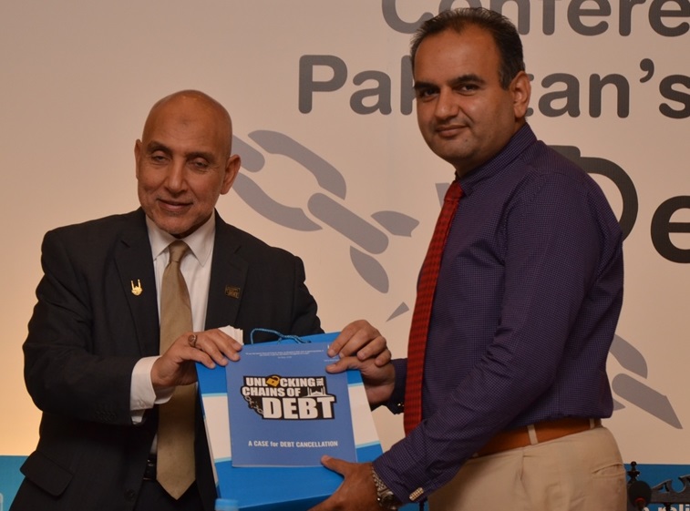 Dr Hany El-Banna presents the position paper to Ramesh Kumar, Member of the National Assembly and Advisor to the Prime Minister.