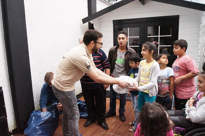Islamic Relief staff give Eid gifts to refugee children.