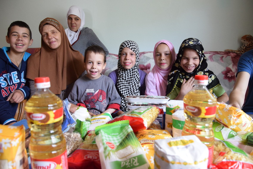 RS39570_Ramadan food distribution 2015 (30)-scr