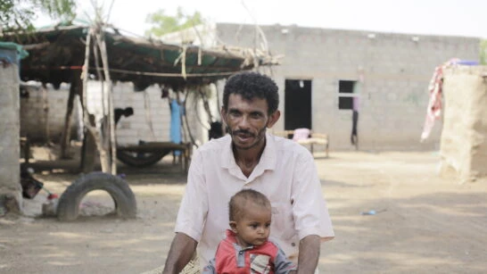 محمد وابنه الصغير يواجهان ظروفًا قاسية في الحديدة.