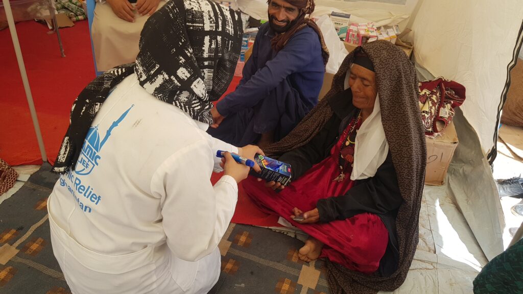 مرضى داخل إحدى الخيام الطبية الطارئة التابعة للإغاثة الإسلامية في منطقة زنداجان، هرات