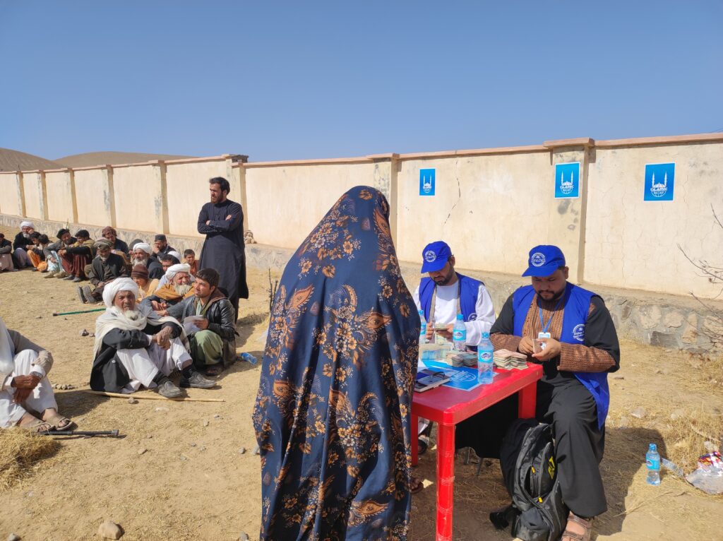 فرق الإغاثة الإسلامية توزع مساعدات نقدية على الأسر المتضررة من الزلزال في زنداجان