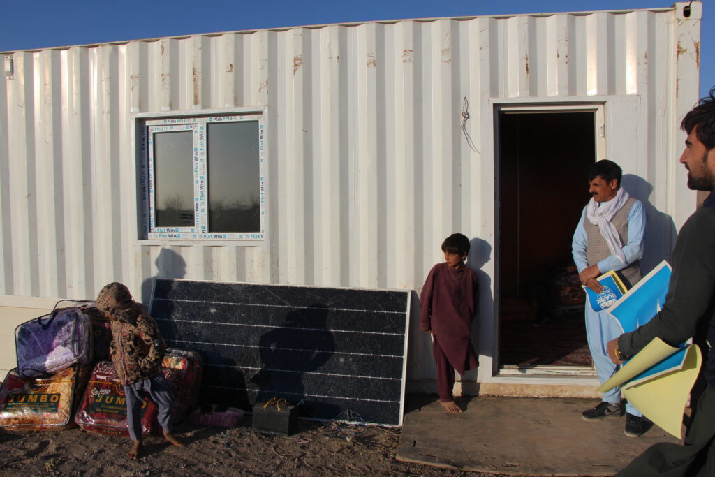 عائلة متضررة من الزلزال تنتقل إلى منزل مؤقت في منطقة زنداجان